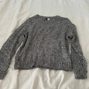 Svartvit stickad tröja från H&M - Säljer en mysig svartvit stickad tröja från H&M. 