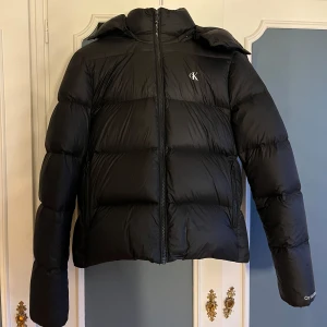 Calvin Klein jacka  - Säljer min jacka då den inte kommer till användning längre. Jättefint skick då den är använd fåtal gånger🩷 Nypris 2595🤍Hör av er om ni har fler frågor💕