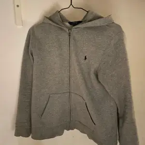 En grå Ralph Lauren Zip-Hoodie i toppskick! Storleken är i XS men passar även för mindre.