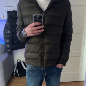 Massimo dutti jacka - Säljer min sällsynta och snygga Massimo dutti jacka storlek L. Jackan är fläck samt rev fri och i mycket bra skick. Jackan är 🫒grön, Jag är runt 180 och den sitter perfekt på mig. Hör av dig vid frågor. Pris diskuteras vid smidig affär.