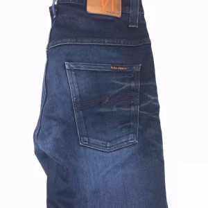 Mörkblå jeans från Nudie Jeans - Säljer ett par snygga mörkblå jeans från Nudie Jeans.  Jeansen har en normal passform. De är i bra skick och redo för en ny ägare. På bild 3 ser dom svarta ut men det är samma färg som på bild 1-2 kontakta om mer info o bilder !