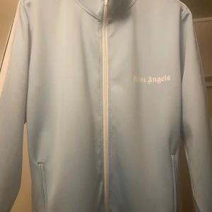 Palm angels tracksuit  - Säljer min Palm angels tracksuit riktigt bra skick 9/10 säljer den för att den var lite för stor för mig 