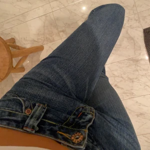 Skit snygga low waist bootcut jeans!! - As snygga Low waist bootcut jeans som jag knappt har använt! Märket är torn wolfe och är i storlek S💕