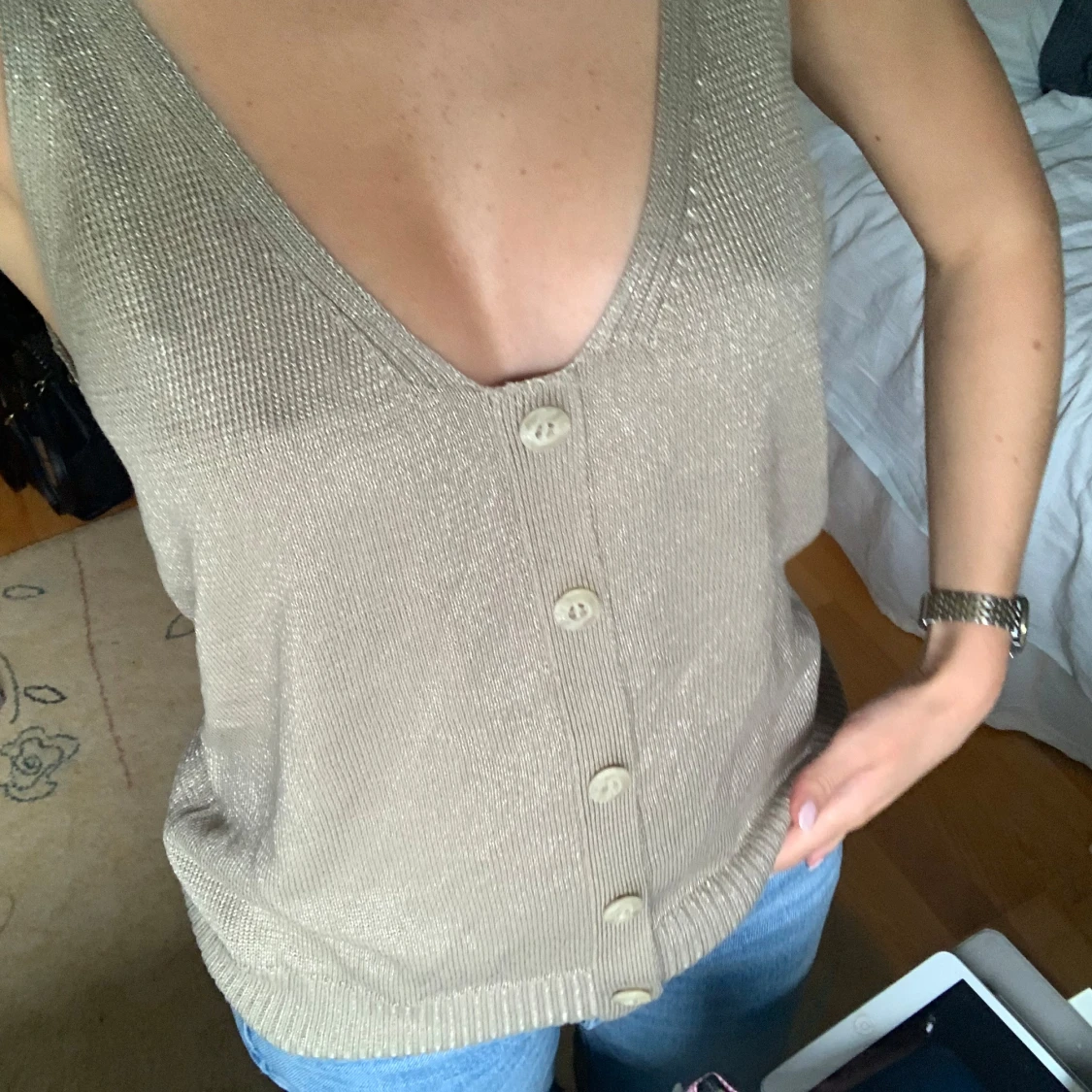 Stickad topp med knappar