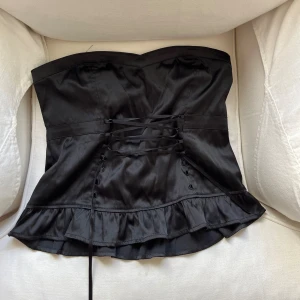 Svart festtop  - Svart tubtop med snörning därfram, köpt på Sellpy men är i jättebra skick utan några defekter! 💞💞