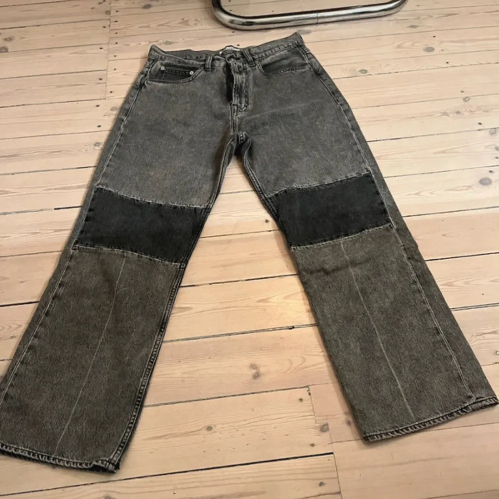 Jättebra skick. Nyligen köpta men för små för mig. storlek 30. Farkut & Housut.