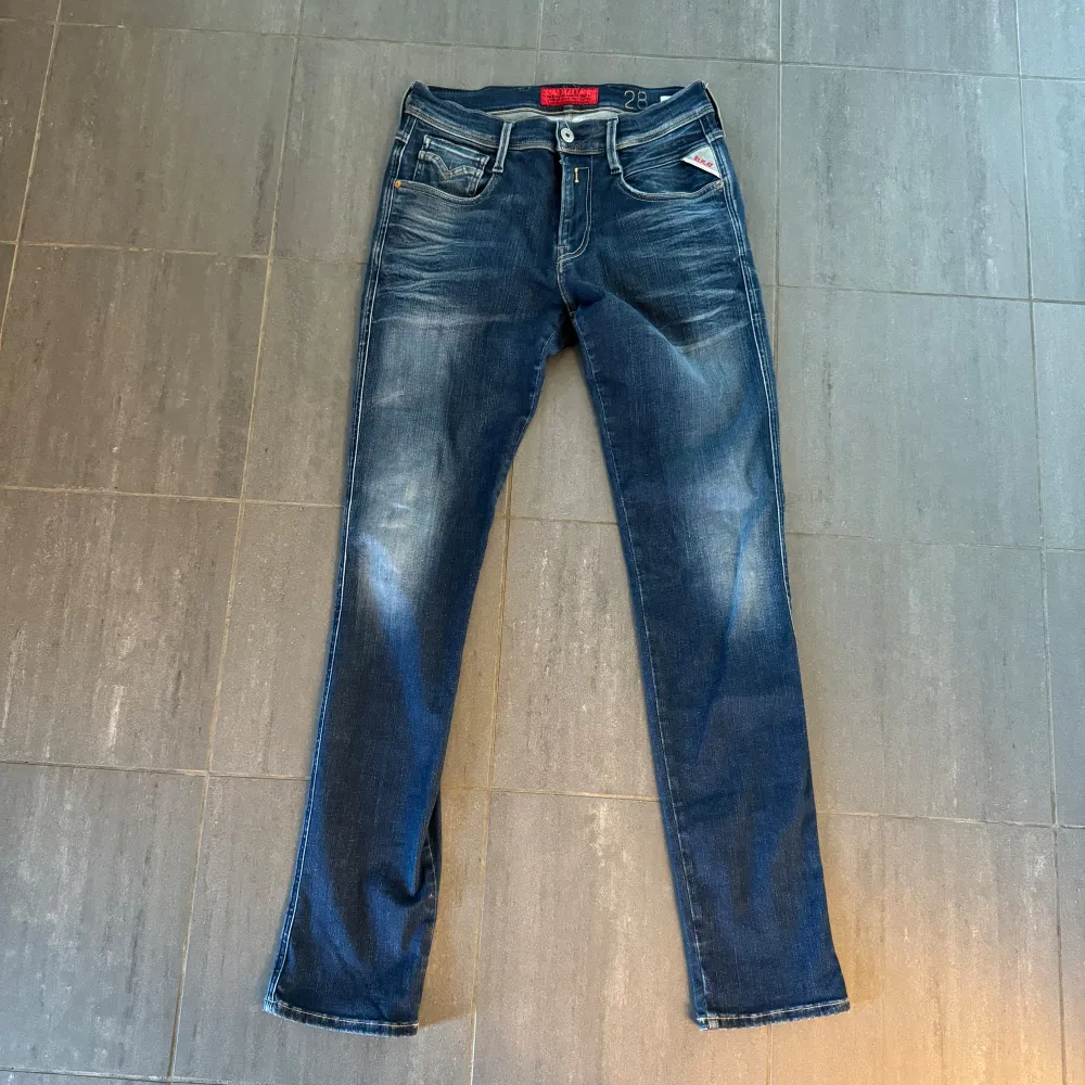 // Replay anbass jeans // Grymt skick // Nypris runt 2000  | Storlek W28 / L32 | Kontakta för fler frågor eller funderingar // Deluxe Closet . Jeans & Byxor.