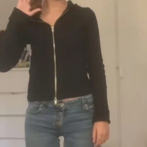 Gina kofya - Jätte fin kofta från Gina tricot. Den är i super bra skick då den bara är andvönd runt 7 ggr. Den ser dock lurvig ut pga fluffig katt i hemmet