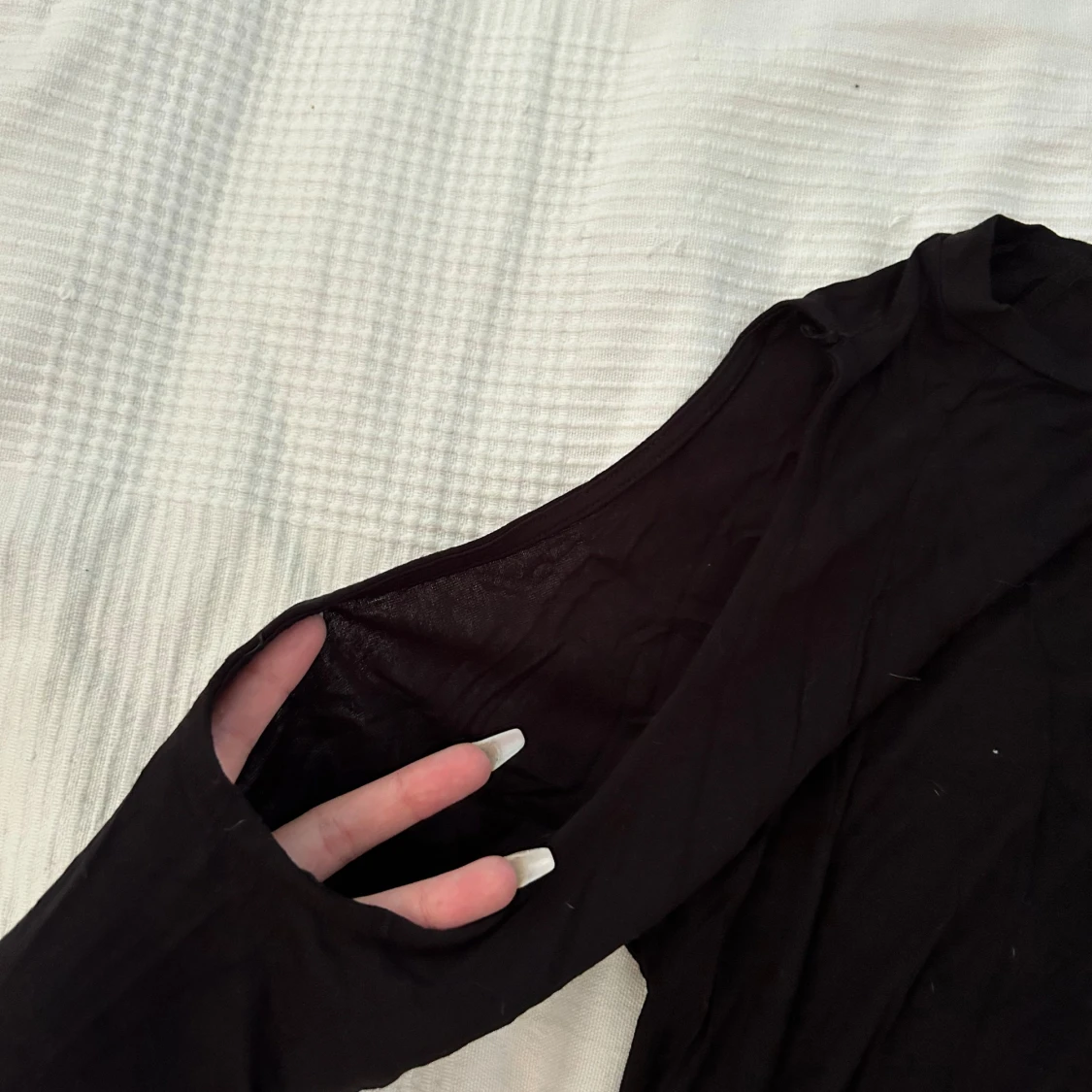 Svart topp med cut-out detaljer - 90