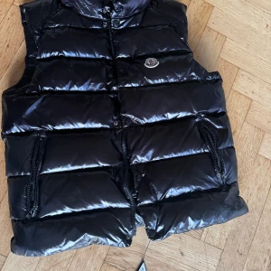 Mocler väst - Säljer denna moncler väst. Om du är intresserad hör av dig. Priset kan diskuteras!!