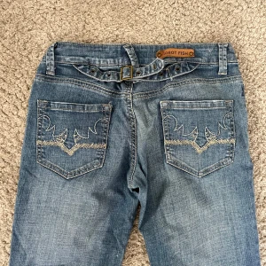 lågmidjade bootcut jeans - Superfina jeans köpta här på plick, passade tyvärr inte mig och därför säljer jag de. 