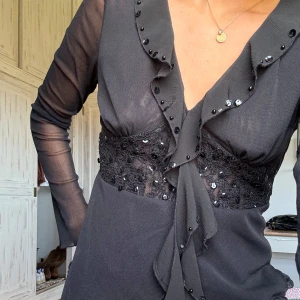 Svart blus  - Svart blus med små paljetter, jätte fin och bra skick! Säljer då jag rensar garderoben. 