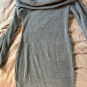 Offs holder klänning  - Klänningen är i en mjukt material och är grå, jag säljer den för den är förliten för mig den är ifrån SHEIN och i storlek 158 om jag kommeihåg rätt