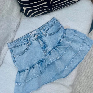 Jeanskjol med volang - Säljer den fina jeans kjol med volang från Gina trico. Har använts ganska sälla och är i bra skick. Köpte för ca 380kr men säljer för 250kr.💓