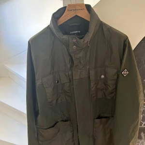 J.lindeberg jacka - Säljer nu min j.lindeberg jacka i fint skick. Saknar några knappar som syns på bild men kommer med extra om man vill sätta på dom. Då jag själv inte orkat.