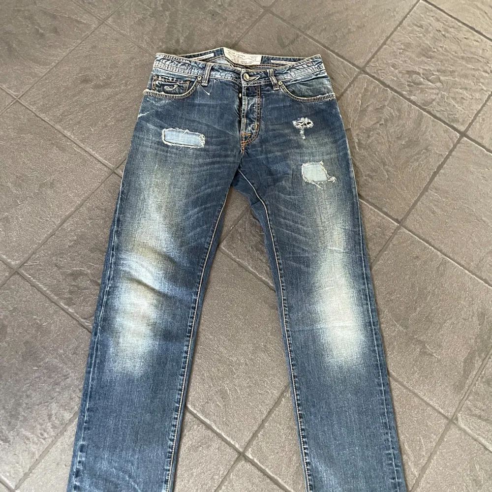 Tja! Säljer mina riktigt feta Jacob Cohen jeans i W33! Skick 9/10 inga defekter!. Jeans & Byxor.