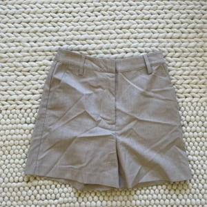 Kostymshorts  - Beige