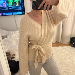 Stickad kofta - Stickad kofta ifrån shein oanvänd