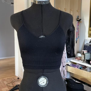 svart linne - svart linne från primark, aldrig använt! storlek 2XS men passar en vanlig XS☺️ längd: 24,5 cm