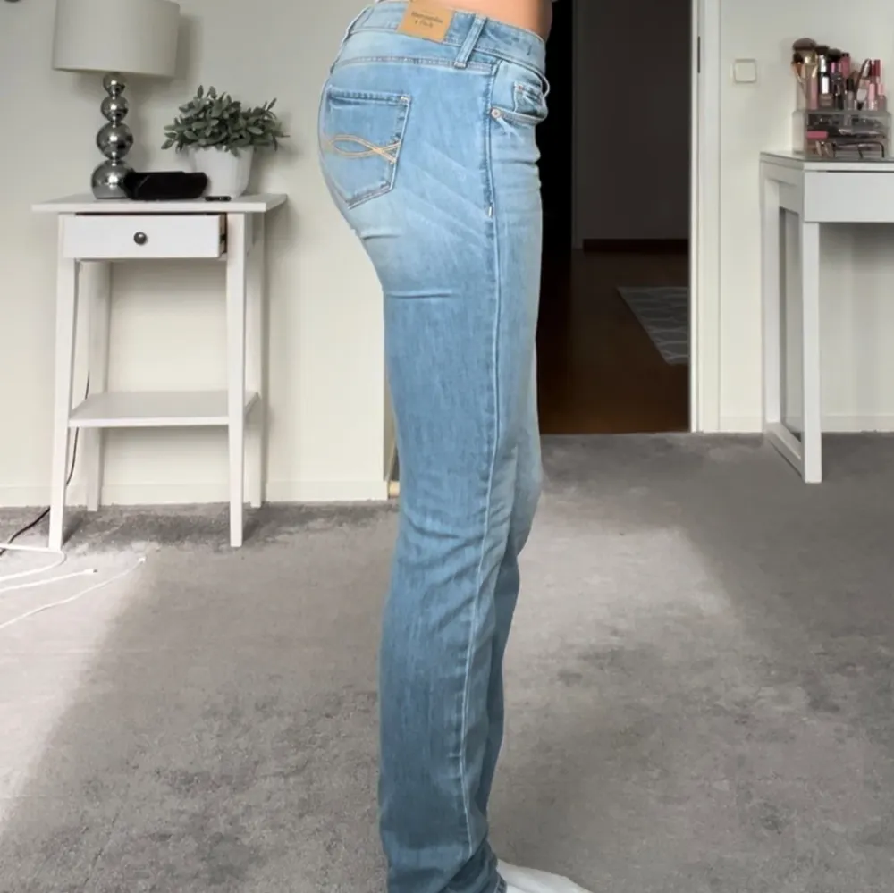 Lågmidjade ljusblåa jeans från Abercrombie & Fitch. Storlek W26 L33 och passar mig som är 168 och vanligtvis har stlk 36 i jeans. Super fin färg. Midjemått 89 cm, innerbenslängd 83 cm💕💕💕kan sänka pris vid snabb affär. Jeans & Byxor.