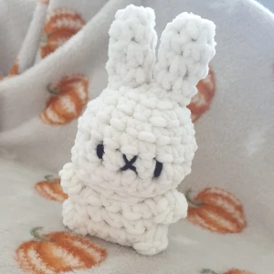 Miffy plush - Virkad figur Miffy i väldigt mjukt garn. Har svans, armar och ben 🐰🌷