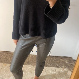 Coola skin byxor  - Är skinna och i midwaist men väldigt festliga!  Bra skick ! 