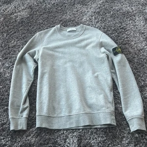 Stone island Sweatshirt  - Stone island Swetshirt storlek M använd endast ett par gånger så den är i nyskick och inga defekter 