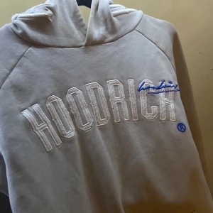 hoodrich hoodie  - Säljer min Hoodrich hoodie då jag inte använder den längre  Skick 8/10  Storlek s passar även m                       Litet hål syns knappt lite defekter