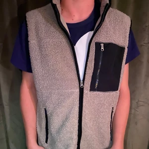 Fleece väst - Tja! Säljer denna schyssta fleece väst som är perfekt nu på hösten. Den är i toppen skick. Han på bilden är 185 och bär vanligtvis M/L. Storleken på västen är S men sitter mer som M/L. Har ni frågor så tveka inte att höra av er🤝