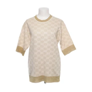 Äkta Gucci - Hej. Jag vill sälja min fina Gucci T-shirt. Storlek M. Är äkta har dock inte kvitto köpte ifrån Sellpy. 