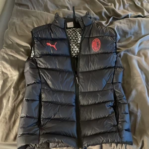 Väst  - Säljer en AC milan väst eftersom den inte använda, skicka 8/10 