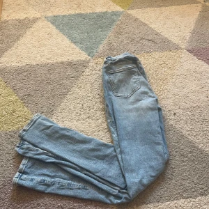 Jeans blå - Blå sköna boot cut jeans❤️  Inte mycket andvända och köpte för 300+ med säljer för 100