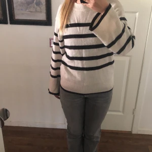 Randig tröja från H&M Divided - Säljer en superfin randig tröja från H&M Divided i storlek XS. Den är vit med svarta ränder och har en normal passform. Tröjan är långärmad och perfekt för både höst och vår. Den är i bra skick och väldigt bekväm att ha på sig. ❤️