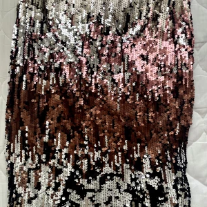 Tubkjol GLITTERBOMB!!! - Otroligt fin kjol med paljetter. Använd en gång. Utan anmärkning. 