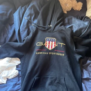 GANT hoodie svart   - Svart gant hoodie storlek L men passar M. Köpte den för 1600 ungefär ett år sen. Pris går att diskuteras. 