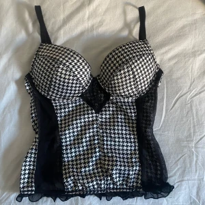 Rutig korsett-topp - Jättesnygg rutig korsett-topp i storlek s och bh kupa 75c! Skriv för fler frågor ☺️❤️är en liten fläck som syns på sista bilden men inget man tänker på