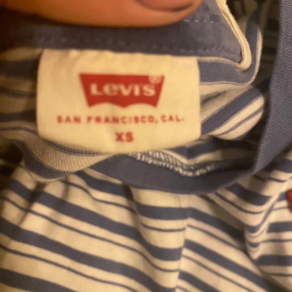 Säljer denna Levis t-shirt då jag inte använder använd nån gång bra skick köptes för ungefär 3-4 årsen . T-shirts.