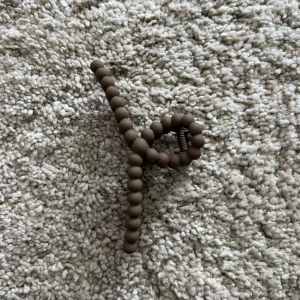 Hårklämma - Hårklåmma från Åhléns. Helt ny, oanvänd.  📷 Säg till om du vill ha fler bilder så fixar jag det. 💸 Vid snabb affär kan ja tänka mig att sänka priset. ✉️ Köparen står för frakten. 📍 Kan mötas upp i Tyresö.