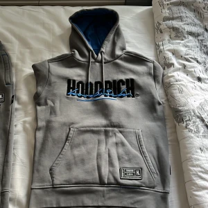 Säljer hoodrich tracksuit där den är använd i ca 3 månader. Ordinarie pris: 1500 - Skick:8/10