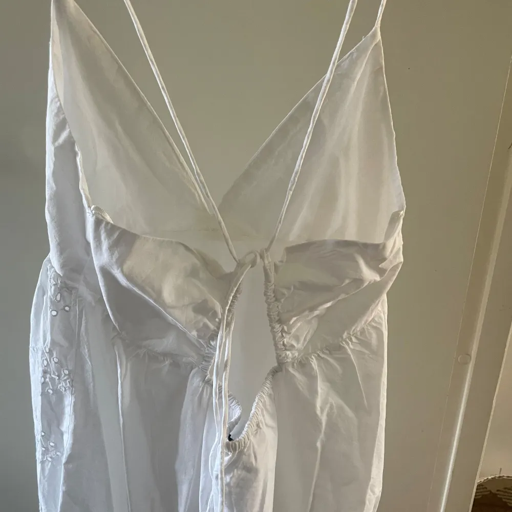 Säljer denna fina helt oanvända klänning från zara💕💕. Mekot.
