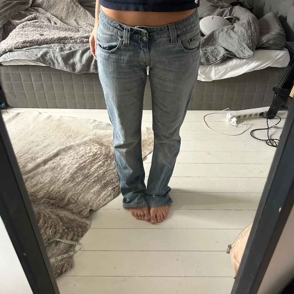 Midjemått tvärs över: 42 cm Innerbenslängd: 79 cm Rak passform . Jeans & Byxor.