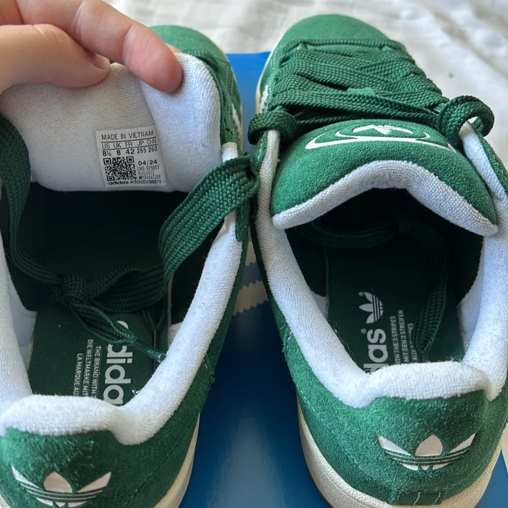 Säljer ett par snygga gröna Adidas Campus sneakers i mocka. Dom är i storlek 42. Skorna är i nyskick (endast använda 1 gång)  och kommer i originalkartong. Pris går att diskutera!. Skor.