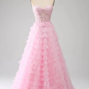 Rosa balklänning  - Säljer nu min balklänning som kom till användning en kväll, fortfarande i väldigt bra skick och jättefin passform. Får en verkligen att känna sig som en prinsessa för en kväll.