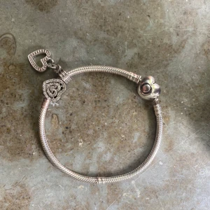 Pandora berlockarmband hjärta - Jättefint pandorarmband med hjärtlås❤️ Två berlocker på köpet