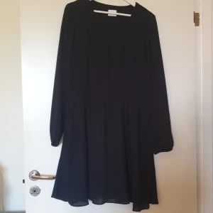 Klänning VILA 44 - En klänning ifrån VILA storlek 44. Minimalt amvänd så den är i fint skick. Inga anmärkningar.