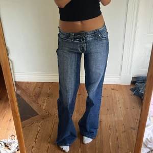 Lågmidjade vintage jeans  - Midjemått( rätt över): 39cm  Inerbenslängd: 85cm   Köp dem via ”KÖP NU” eller Swish  Modellen är 170 cm, inga defekter 💕 