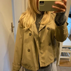 Stockholm  - Fin höst/vår jacka som går att knyta i midjan om man vill de, midjebandet går även att ta bort!