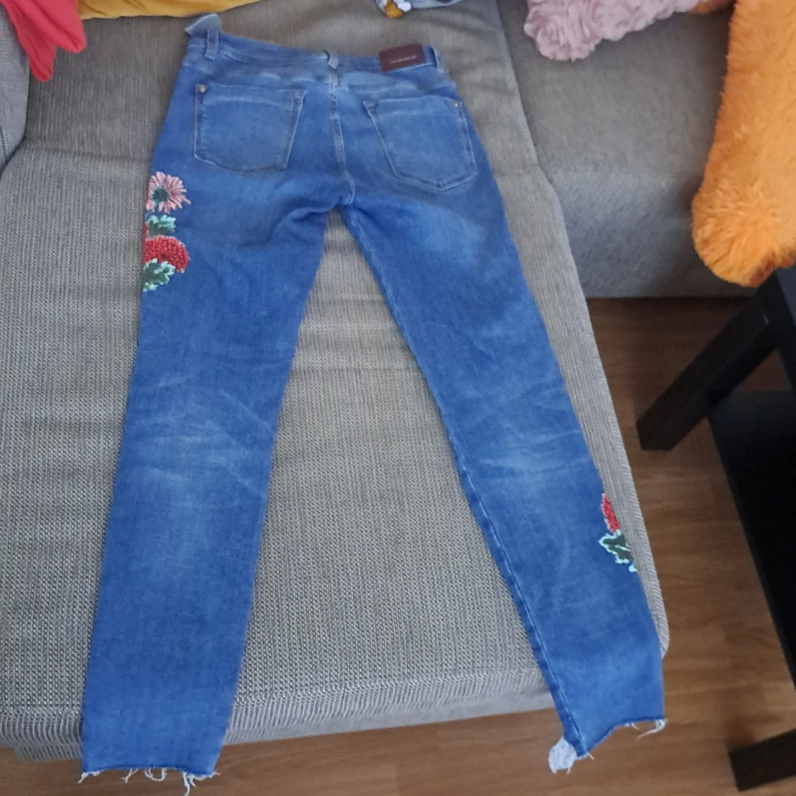 Blå jeans med blommigt broderi - 92