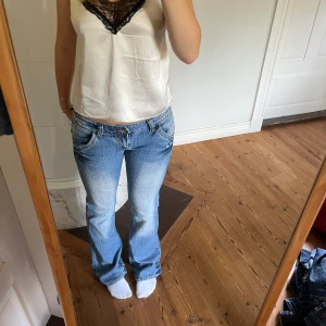 Lågmidjade jeans - Midjemått(rätt över): 37 cm Innerbenslängd: 80 cm Modellen är: 168 cm  Skriv om ni har några frågor💗//Perfectjeans