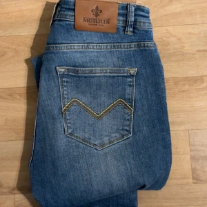 Morris Jeans Slim fit - Triumph - Säljer dessa Morris jeans i slim fit modell, knappt använda och köpta för 1500kr, mitt pris: 599kr, vid snabb affär kan priset sänkas. Storlek: 30/32.